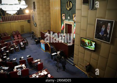 Teheran, Iran. September 2023 26. Mitglieder der iranischen einflussreichen Expertenversammlung nehmen an einer Sitzung im alten iranischen Parlamentsgebäude in der Innenstadt von Teheran Teil. Die Sachverständigenversammlung im Iran ist ein Leitungsorgan, das sich aus 88 Mitgliedern zusammensetzt, die vom Volk gewählt werden. Seine Hauptaufgabe besteht darin, den Obersten Führer Irans auszuwählen und zu überwachen. Quelle: ZUMA Press, Inc./Alamy Live News Stockfoto