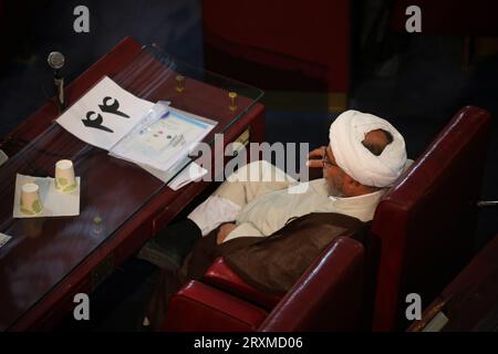 Teheran, Iran. September 2023 26. Ein Mitglied der iranischen einflussreichen Expertenversammlung nimmt an einer Sitzung im alten iranischen Parlamentsgebäude in der Innenstadt von Teheran Teil. Die Sachverständigenversammlung im Iran ist ein Leitungsorgan, das sich aus 88 Mitgliedern zusammensetzt, die vom Volk gewählt werden. Seine Hauptaufgabe besteht darin, den Obersten Führer Irans auszuwählen und zu überwachen. Quelle: ZUMA Press, Inc./Alamy Live News Stockfoto