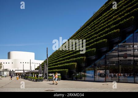 Das Koe-Bogen II-Gebäude mit seiner grünen Fassade, Ingenhovental, Gustaf-Gruendgens-Platz, im Hintergrund das Schauspielhaus, Düsseldorf Stockfoto