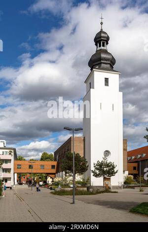 Die entweihte Kirche zur Heiligen Familie der Architekten Dominikus und Gottfried Boehm am Platz der Kinderrechte im Stadtteil Suelz, Colog Stockfoto