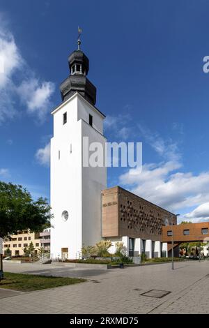 Die entweihte Kirche zur Heiligen Familie der Architekten Dominikus und Gottfried Boehm am Platz der Kinderrechte im Stadtteil Suelz, Colog Stockfoto