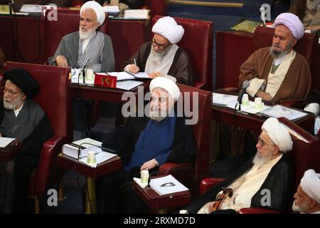 Teheran, Iran. September 2023 26. HASSAN ROUHANI (C), Mitglied der Sachverständigenversammlung, nimmt an einer Sitzung im alten iranischen Parlamentsgebäude in der Innenstadt von TEHERAN Teil. Die Sachverständigenversammlung im Iran ist ein Leitungsorgan, das sich aus 88 Mitgliedern zusammensetzt, die vom Volk gewählt werden. Seine Hauptaufgabe besteht darin, den Obersten Führer Irans auszuwählen und zu überwachen. Quelle: ZUMA Press, Inc./Alamy Live News Stockfoto
