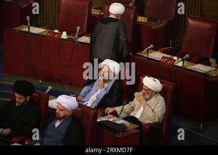 Teheran, Iran. September 2023 26. Mitglieder der iranischen einflussreichen Expertenversammlung nehmen an einer Sitzung im alten iranischen Parlamentsgebäude in der Innenstadt von Teheran Teil. Die Sachverständigenversammlung im Iran ist ein Leitungsorgan, das sich aus 88 Mitgliedern zusammensetzt, die vom Volk gewählt werden. Seine Hauptaufgabe besteht darin, den Obersten Führer Irans auszuwählen und zu überwachen. Quelle: ZUMA Press, Inc./Alamy Live News Stockfoto