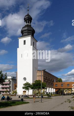 Die entweihte Kirche zur Heiligen Familie der Architekten Dominikus und Gottfried Boehm am Platz der Kinderrechte im Stadtteil Suelz, Colog Stockfoto