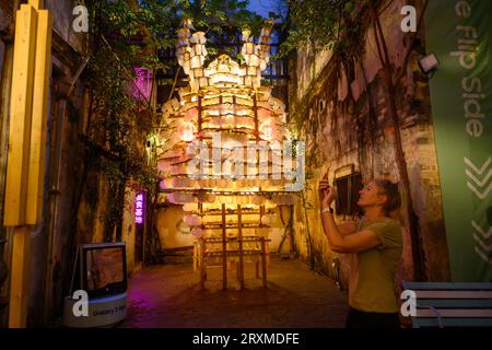 (230926) -- KUALA LUMPUR, 26. September 2023 (Xinhua) -- Eine Frau nimmt Laternen für das kommende Mid-Autumn Festival im Kwai Chai Hong in Kuala Lumpur, Malaysia, 23. September 2023. Das bevorstehende Mid-Autumn Festival ist in der multikulturellen Region Malaysias sehr beliebt. Die Chinesen aus Übersee und ihre Freunde aus der Region markieren mit Begeisterung das wichtigste kulturelle Datum. Das am 15. Tag des achten Monats des chinesischen Mondkalenders stattfindende Mid-Autumn Festival wird seit Tausenden von Jahren von Menschen chinesischer Herkunft beobachtet, meist gekennzeichnet durch Familientreffen, einen Vollmond VI Stockfoto