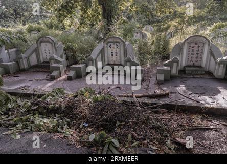 Bangkok, Thailand - 22. September 2023 - traditionelle chinesische Gräber befinden sich auf dem chinesischen Friedhof Tio Chew in Bangkok. Eine Reihe grauer Steingräber mit Chines Stockfoto