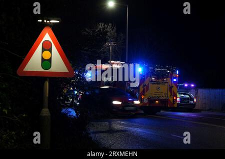 Unfallort auf der Spalding-Straße bei Nacht mit Rettungsfahrzeugen Stockfoto