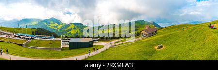 Großes Panorama der wunderschönen Berglandschaft mit dem Zahnradbahnhof und der Regina Montium Bergkapelle auf dem berühmten Berg... Stockfoto
