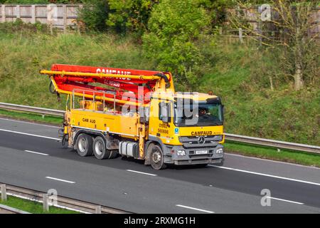 Camfaud Group Limited · britisches Mietunternehmen für Betonpumpen. Mobile Betonpumpe gelbes Mercedes-Benz Fahrzeug fährt mit hoher Geschwindigkeit auf der Autobahn M6 im Großraum Manchester, Großbritannien Stockfoto