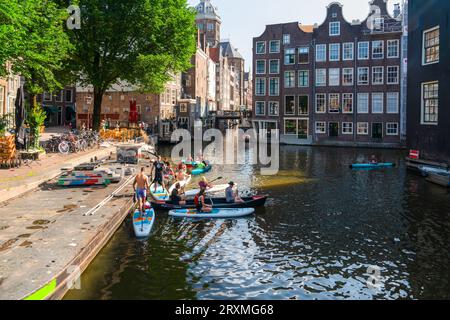 Amsterdam, Niederlande - 20. Juli 2023: Paddeltour im Kanal Stockfoto