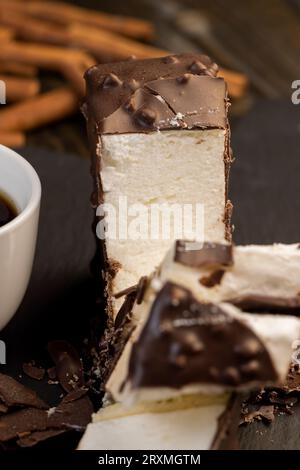 Frischer süßer Kuchen mit Milchgeschmack und Aroma in Schokoladenglasur, köstlicher und weicher cremiger Dessertkuchen Stockfoto