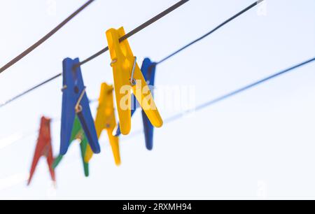 Bunte Clothespins auf den Kleiderbügeln. Plastische Clothespins in verschiedenen Farben. Mit Kopierraum Stockfoto