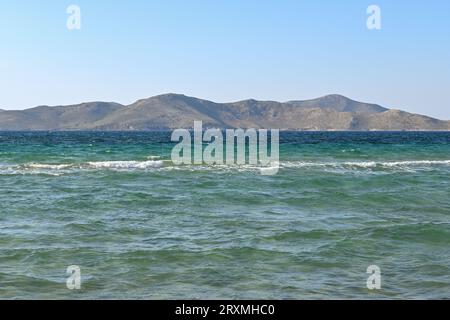 Türkisfarbenes Wasser am Strand auf der Insel Kos. Pserimos Insel im Hintergrund. Stockfoto