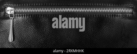 Nahaufnahme des Reißverschlusses der schwarzen Ledertasche, Panoramahintergrund Stockfoto