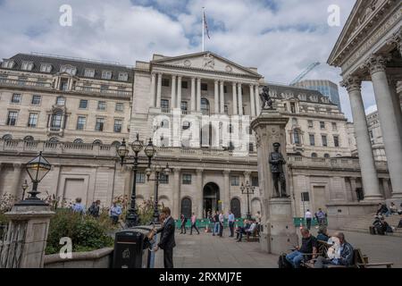 City of London, Großbritannien. September 2023 26. Büroangestellte zur Mittagszeit in der Stadt mit warmer Herbstsonne, Bank of England im Hintergrund. Quelle: Malcolm Park/Alamy Live News Stockfoto