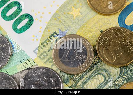 Verschiedene Währungen der Europäischen Union in US-Dollar und Euro zusammen mit Münzen, mehrere frei konvertierbare Währungen in einem Stapel Stockfoto