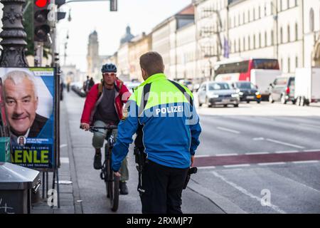 München, Bayern, Deutschland. September 2023 26. Unter dem Motto ''sicher.mobil.leben '' RÃ¼cksicht im Blick'' führte die Bayerische Polizei bundesweit gemeinsam mit ihren Kollegen eine nationale Aktion für Verkehrssicherheit mit Schwerpunkt auf Geschwindigkeitsübertretung, Pkw auf Bürgersteigen, Fahrzeugparken auf Radwegen, gefährliches und nahes Überholen von Radfahrern durch. Bei letzteren haben sich die Radfahrer in München darüber beschwert, dass die Wege meist als Parkplätze für Sargläser genutzt werden und dass durch das Hinzufügen von mehr ohne Sicherheitsplan im Wesentlichen mehr unsichere Fahrradwege hinzukommen, die auch als Parkplätze genutzt werden Stockfoto