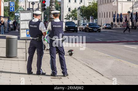 München, Bayern, Deutschland. September 2023 26. Unter dem Motto ''sicher.mobil.leben '' RÃ¼cksicht im Blick'' führte die Bayerische Polizei bundesweit gemeinsam mit ihren Kollegen eine nationale Aktion für Verkehrssicherheit mit Schwerpunkt auf Geschwindigkeitsübertretung, Pkw auf Bürgersteigen, Fahrzeugparken auf Radwegen, gefährliches und nahes Überholen von Radfahrern durch. Bei letzteren haben sich die Radfahrer in München darüber beschwert, dass die Wege meist als Parkplätze für Sargläser genutzt werden und dass durch das Hinzufügen von mehr ohne Sicherheitsplan im Wesentlichen mehr unsichere Fahrradwege hinzukommen, die auch als Parkplätze genutzt werden Stockfoto