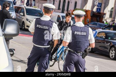 München, Bayern, Deutschland. September 2023 26. Unter dem Motto ''sicher.mobil.leben '' RÃ¼cksicht im Blick'' führte die Bayerische Polizei bundesweit gemeinsam mit ihren Kollegen eine nationale Aktion für Verkehrssicherheit mit Schwerpunkt auf Geschwindigkeitsübertretung, Pkw auf Bürgersteigen, Fahrzeugparken auf Radwegen, gefährliches und nahes Überholen von Radfahrern durch. Bei letzteren haben sich die Radfahrer in München darüber beschwert, dass die Wege meist als Parkplätze für Sargläser genutzt werden und dass durch das Hinzufügen von mehr ohne Sicherheitsplan im Wesentlichen mehr unsichere Fahrradwege hinzukommen, die auch als Parkplätze genutzt werden Stockfoto