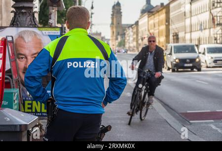 München, Bayern, Deutschland. September 2023 26. Unter dem Motto ''sicher.mobil.leben '' RÃ¼cksicht im Blick'' führte die Bayerische Polizei bundesweit gemeinsam mit ihren Kollegen eine nationale Aktion für Verkehrssicherheit mit Schwerpunkt auf Geschwindigkeitsübertretung, Pkw auf Bürgersteigen, Fahrzeugparken auf Radwegen, gefährliches und nahes Überholen von Radfahrern durch. Bei letzteren haben sich die Radfahrer in München darüber beschwert, dass die Wege meist als Parkplätze für Sargläser genutzt werden und dass durch das Hinzufügen von mehr ohne Sicherheitsplan im Wesentlichen mehr unsichere Fahrradwege hinzukommen, die auch als Parkplätze genutzt werden Stockfoto