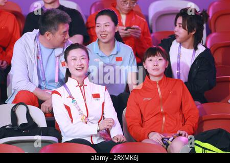 Hangzhou, chinesische Provinz Zhejiang. September 2023 26. Ding Ning (L, vorne), Li Xiaoxia (C, hinten), Wang Meng (1. R, hinten) und Cheftrainer des chinesischen Tischtennisteams Li Sun (1. L, hinten) werden beim Tischtennisspiel der Frauen zwischen China und Japan bei den 19. Asienspielen in Hangzhou gesehen. ostchinesische Provinz Zhejiang, 26. September 2023. Quelle: Liu Xu/Xinhua/Alamy Live News Stockfoto