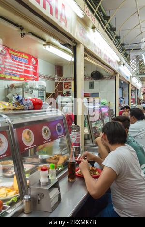 Mérida, Yucatan, Mexiko, mexikanische Männer, die in einem Restaurant in Mercado (auf englisch, Markt) nur redaktionell zu Mittag essen. Stockfoto