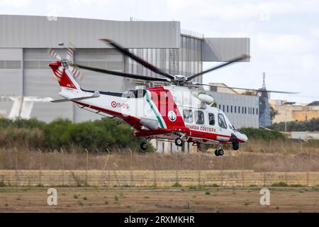 Italienische Küstenwache (Guardia Costiera) AgustaWestland AW-139 (Reg.: MM81897) mit Rückflug nach Italien. Stockfoto