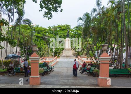 Mérida, Yucatan, Mexiko, ein Stadtbild mit Menschen am Plaza Grande und Bäumen, nur redaktionell. Stockfoto