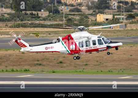 Italienische Küstenwache (Guardia Costiera) AgustaWestland AW-139 (Reg.: MM81897) mit Rückflug nach Italien. Stockfoto