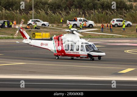 Italienische Küstenwache (Guardia Costiera) AgustaWestland AW-139 (Reg.: MM81897) mit Rückflug nach Italien. Stockfoto