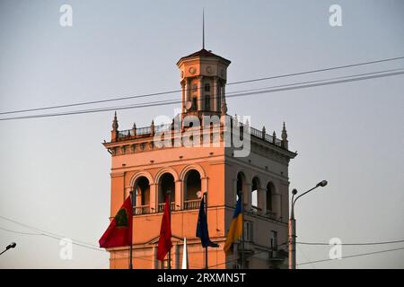 Nicht exklusiv: ZAPORIZHZHIA, UKRAINE - 25. SEPTEMBER 2023 - Fahnen fliegen abends vor einem Gebäude, Zaporizhzhia, Südostukraine. Stockfoto