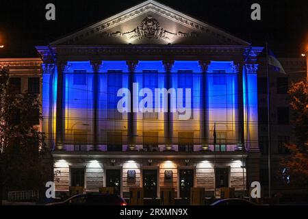 Nicht exklusiv: ZAPORIZHZHIA, UKRAINE - 25. SEPTEMBER 2023 - das Gebäude des Stadtrates von Zaporizhzhia wird in den nationalen Farben Zaporizhz beleuchtet Stockfoto