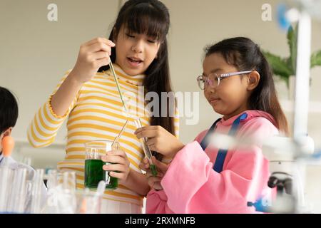 Kinderforscher, der im Labor wissenschaftliche Experimente mit Chemie durchführt. MINT - Berufskonzept Bildung und Innovation. Stockfoto