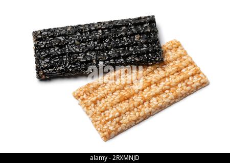 Ein Paar weiße und schwarze Sesam-Schnappschüsse isoliert auf weißem Hintergrund Nahaufnahme Stockfoto