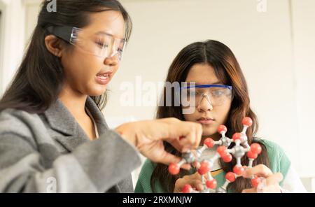 MINT-Bildungskonzept. Asiatische Kinder in der Laborforschung eine Experimentprüfung mit dem Molekülmodell. Das neue Bildungssystem im Klassenzimmer Stockfoto