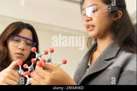 MINT-Bildungskonzept. Asiatische Kinder in der Laborforschung eine Experimentprüfung mit dem Molekülmodell. Das neue Bildungssystem im Klassenzimmer Stockfoto