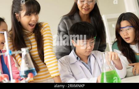MINT-Bildungskonzept. Asiatische Kinder in der Laborforschung eine Experimentprüfung mit Chemikalienbecher. Das neue Bildungssystem in einem Klassenzimmer inklusive Stockfoto