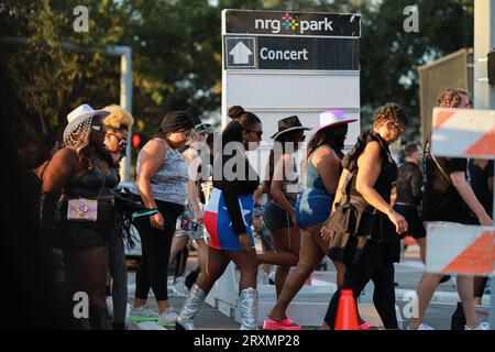 Houston, Texas, Usa. September 2023. Beyonce-Fans stehen für die zweite und letzte ausverkaufte Heimshow der Renaissance-Tour in Houston, Texas, an. (Foto: Reginald Mathalone/NurPhoto)0 Credit: NurPhoto SRL/Alamy Live News Stockfoto