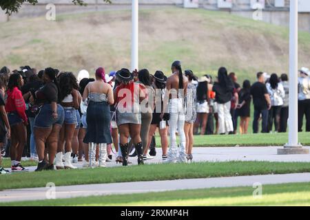 Houston, Texas, Usa. September 2023. Beyonce-Fans stehen für die zweite und letzte ausverkaufte Heimshow der Renaissance-Tour in Houston, Texas, an. (Foto: Reginald Mathalone/NurPhoto)0 Credit: NurPhoto SRL/Alamy Live News Stockfoto