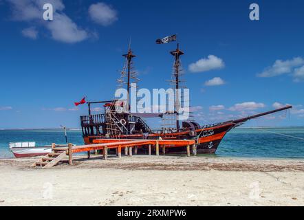 Piratenschiff-Abenteuer am Zarzis Beach, Südtunesien Stockfoto