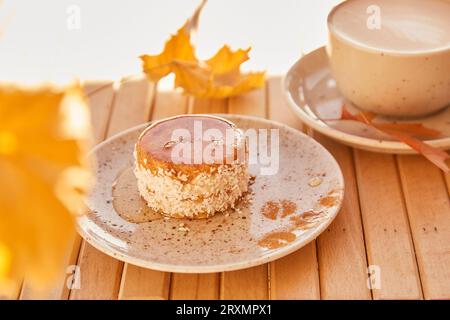 Vegetarischer gesunder Herbstkarottenkuchen mit Agavensirup. Kein Backen und kein zuckerfreier glutenfreier Kuchen mit einer Tasse Kaffee. Stockfoto