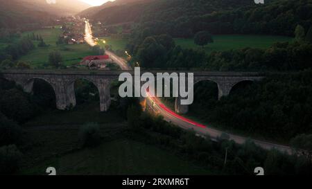 Altes Steinbahnviadukt, Viadukt Rumänien, Viadukt über einem Dorf Stockfoto