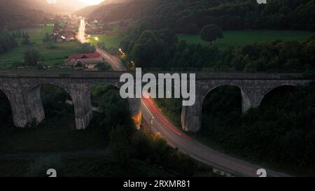 Altes Steinbahnviadukt, Viadukt Rumänien, Viadukt über einem Dorf Stockfoto