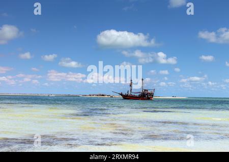 Piratenschiff-Abenteuer am Zarzis Beach, Südtunesien Stockfoto