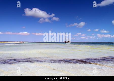 Piratenschiff-Abenteuer am Zarzis Beach, Südtunesien Stockfoto