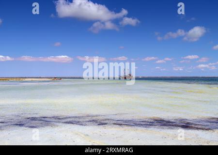 Piratenschiff-Abenteuer am Zarzis Beach, Südtunesien Stockfoto