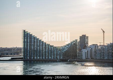 Moderne futuristische Gebäude und Wolkenkratzer der Aarhus Skyline Dänemark mit Meer vor dem Sonnenuntergang Stockfoto
