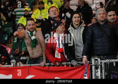 RB Salzburg-Fans beim UEFA Europa League-Spiel zwischen Celtic und Red Bull Salzburg im Celtic Park, Parkhead, Glasgow am Donnerstag, den 13. Dezember 2018. (Credit: Mark Fletcher | MI News & Sport Ltd) ©MI News & Sport Ltd Tel: +44 7752 571576 E-Mail: markf@mediaimage.co.uk Adresse: 1 Victoria Grove, Stockton on Tees, TS19 7EL Stockfoto