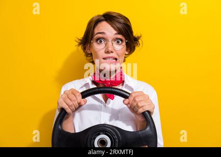 Foto von funky schöne Mädchen tragen weißes stilvolles Outfit Fahren eigene neue Auto Reparatur Service isoliert auf gelbem Hintergrund Stockfoto