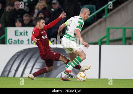 Zlatko Junuzovic von RB Salzburg rutscht während des UEFA Europa League-Spiels zwischen Celtic und Red Bull Salzburg am Donnerstag, den 13. Dezember 2018, im Celtic Park, Parkhead, Glasgow in den Tackle Scott Brown von Celtic. (Credit: Mark Fletcher | MI News & Sport Ltd) ©MI News & Sport Ltd Tel: +44 7752 571576 E-Mail: markf@mediaimage.co.uk Adresse: 1 Victoria Grove, Stockton on Tees, TS19 7EL Stockfoto